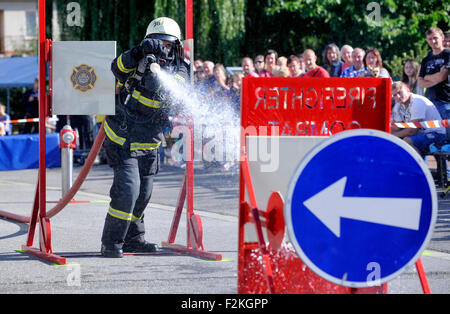 Cinquanta migliori locali di volontariato professionale e i vigili del fuoco hanno partecipato alla gara pompiere combattimento Challenge in Telc, Repubblica ceca, 19 settembre 2015. (CTK foto/Lubos Pavlicek) Foto Stock