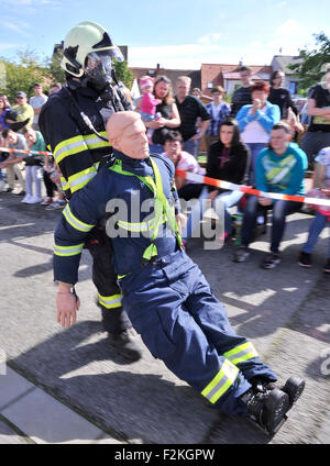 Cinquanta migliori locali di volontariato professionale e i vigili del fuoco hanno partecipato alla gara pompiere combattimento Challenge in Telc, Repubblica ceca, 19 settembre 2015. (CTK foto/Lubos Pavlicek) Foto Stock