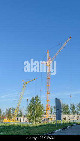 Due gru sul sito della costruzione della casa. Foto Stock