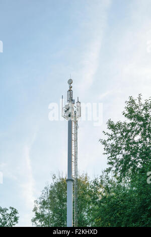 Le antenne sulla torre della stazione di base della rete cellulare. Foto Stock
