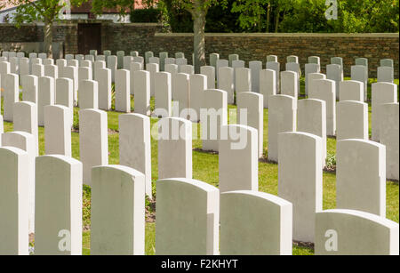 Ypres cimitero comunale estensione, Ypres, o Ieper, Belgio Foto Stock