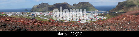 Panorama di Heimaey Westamn su isole, presa sulla cima del vulcano Eldfell, Islanda Foto Stock