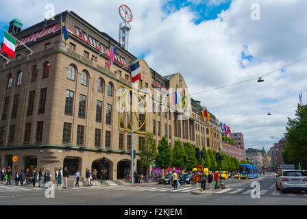 Hamngatan street, con NK department store, Norrmalm distretto centrale di Stoccolma, Svezia Foto Stock