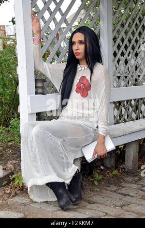 Un uomo vestito di trascinare come una donna a Bushwig 2015 in Ridgewood, Brooklyn, New York. Foto Stock