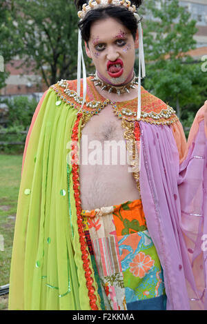 Un uomo vestito di trascinare come una donna a Bushwig 2015 in Ridgewood, Brooklyn, New York. Foto Stock