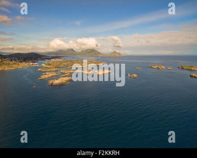 Scenic vista aerea di isolette vicino al villaggio di pescatori di Ballstad sulle isole Lofoten in Norvegia Foto Stock