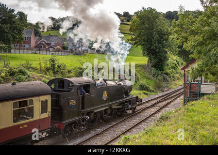 Serbatoio del motore GWR Grande Prairie 5199 Glyndyfrdwy lascia la stazione di Llangollen Railway. Denbighshire North Wales. Foto Stock