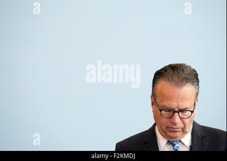 Il vice-presidente federale tedesco agenzia di lavoro, Frank-Juergen Weise, parla nel corso di una conferenza stampa presso il tedesco del Ministero dell'Interno a Berlino, Germania, 21 settembre 2015. Weise ha commentato il piano per lui di prendere a carico dell'Ufficio federale per la migrazione e i profughi. Foto: KLAUS-DIETMAR GABBERT/dpa Foto Stock