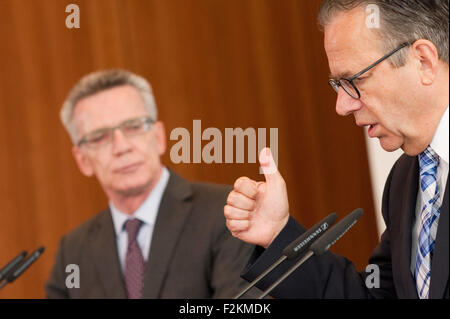 Ministro tedesco degli Interni Thomas de Maiziere (l, CDU) e il vice-presidente federale tedesco agenzia di lavoro, Frank-Juergen Weise, parlare durante una conferenza stampa tenutasi a Berlino, Germania, 21 settembre 2015. Entrambi ha commentato il piano per Weise di prendere a carico dell'Ufficio federale per la migrazione e i profughi. Foto: KLAUS-DIETMAR GABBERT/dpa Foto Stock