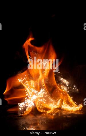 Fire fiamme riflesse in acqua Foto Stock