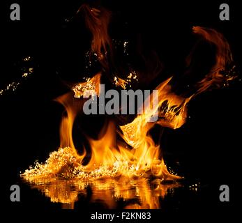 Fire fiamme riflesse in acqua Foto Stock