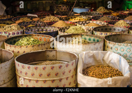 Diverse spezie vendute in un mercato, Marocco Foto Stock