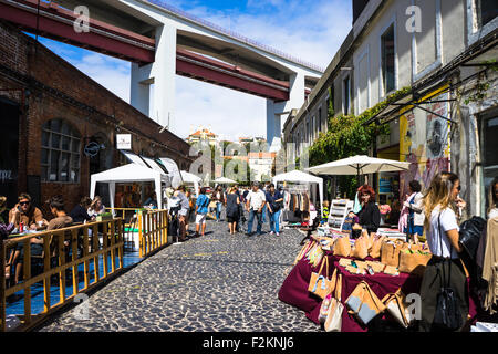 Il mercato della domenica a LX Factory hipster complesso industriale a Lisbona, Portogallo. Foto Stock