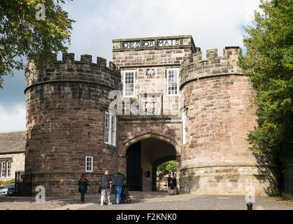 Una famiglia avvicinando l'entrata a Skipton Castle, West Yorkshire Inghilterra, Regno Unito Foto Stock