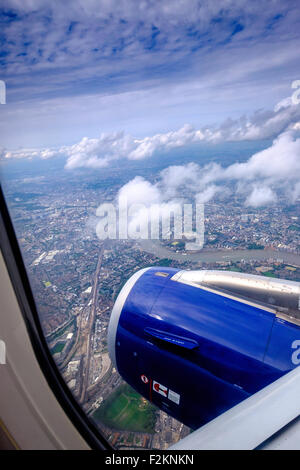 BA Airbus 320 volare su Londra con la città visibile.aviogetti flightpath all'Aeroporto di Londra Heathrow oltre la città capitale. Il fiume Tamigi Foto Stock