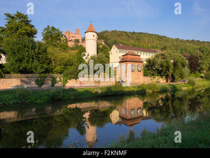 Fiume Tauber Kittsteintor, Torre Rossa e le rovine del castello, Wertheim, Baden-Württemberg, Germania Foto Stock