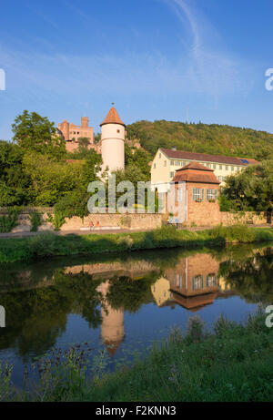 Fiume Tauber Kittsteintor, Torre Rossa e le rovine del castello, Wertheim, Baden-Württemberg, Germania Foto Stock