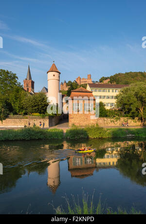 Fiume Tauber Kittsteintor, Torre Rossa, chiesa del paese e le rovine del castello, Wertheim, Baden-Württemberg, Germania Foto Stock