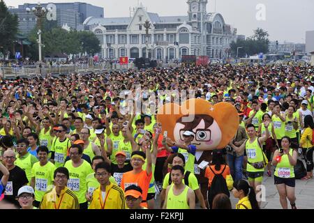 Beijing, Pechino, CHN, Cina. Xx Settembre, 2015. Pechino, Cina - 20 Settembre 2015: (solo uso editoriale. Cina OUTï¼‰oltre 30000 atleti da 45 paesi e regioni frequentare 2015 Maratona di Pechino a Piazza Tian'anmen su Settembre 20, che è il primo intero viaggio-maratona in Cina. © SIPA Asia/ZUMA filo/Alamy Live News Foto Stock