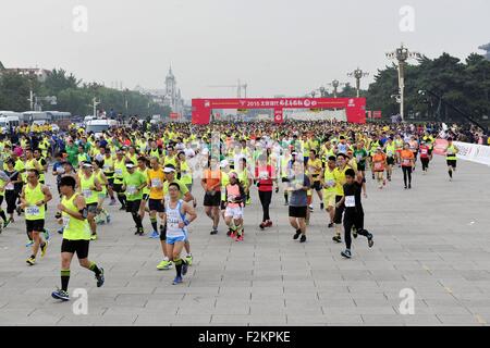 Beijing, Pechino, CHN, Cina. Xx Settembre, 2015. Pechino, Cina - 20 Settembre 2015: (solo uso editoriale. Cina OUTï¼‰oltre 30000 atleti da 45 paesi e regioni frequentare 2015 Maratona di Pechino a Piazza Tian'anmen su Settembre 20, che è il primo intero viaggio-maratona in Cina. © SIPA Asia/ZUMA filo/Alamy Live News Foto Stock