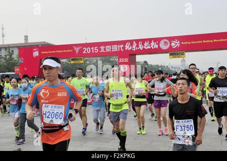 Beijing, Pechino, CHN, Cina. Xx Settembre, 2015. Pechino, Cina - 20 Settembre 2015: (solo uso editoriale. Cina OUTï¼‰oltre 30000 atleti da 45 paesi e regioni frequentare 2015 Maratona di Pechino a Piazza Tian'anmen su Settembre 20, che è il primo intero viaggio-maratona in Cina. © SIPA Asia/ZUMA filo/Alamy Live News Foto Stock