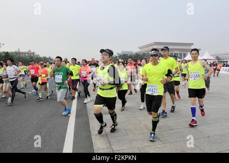 Beijing, Pechino, CHN, Cina. Xx Settembre, 2015. Pechino, Cina - 20 Settembre 2015: (solo uso editoriale. Cina OUTï¼‰oltre 30000 atleti da 45 paesi e regioni frequentare 2015 Maratona di Pechino a Piazza Tian'anmen su Settembre 20, che è il primo intero viaggio-maratona in Cina. © SIPA Asia/ZUMA filo/Alamy Live News Foto Stock