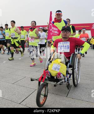 Beijing, Pechino, CHN, Cina. Xx Settembre, 2015. Pechino, Cina - 20 Settembre 2015: (solo uso editoriale. Cina OUTï¼‰oltre 30000 atleti da 45 paesi e regioni frequentare 2015 Maratona di Pechino a Piazza Tian'anmen su Settembre 20, che è il primo intero viaggio-maratona in Cina. © SIPA Asia/ZUMA filo/Alamy Live News Foto Stock