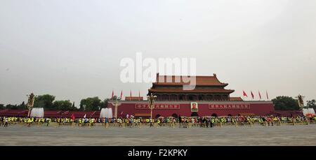 Beijing, Pechino, CHN, Cina. Xx Settembre, 2015. Pechino, Cina - 20 Settembre 2015: (solo uso editoriale. Cina OUTï¼‰oltre 30000 atleti da 45 paesi e regioni frequentare 2015 Maratona di Pechino a Piazza Tian'anmen su Settembre 20, che è il primo intero viaggio-maratona in Cina. © SIPA Asia/ZUMA filo/Alamy Live News Foto Stock