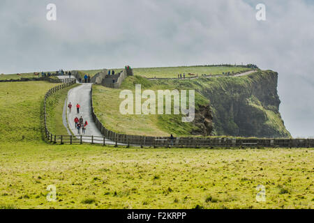 Scogliere di Moher lungo la selvaggia modo Atlantico sulla costa occidentale dell' Irlanda Foto Stock