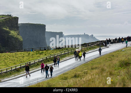 Scogliere di Moher lungo la selvaggia modo Atlantico sulla costa occidentale dell' Irlanda Foto Stock