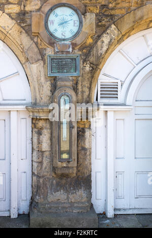 Indicatore del vento, barometro e termometro in Evesham presentata dal reverendo George Testa nel 1887 Foto Stock