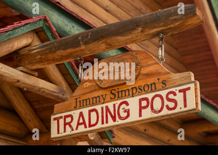 Segno presso lo storico Num-Ti-Jah Lodge e trading post nel Parco Nazionale di Banff, montagne rocciose, Alberta, Canada, America del Nord Foto Stock