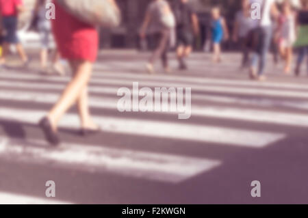 Città pendolari. Alta immagine sfocata della folla di persone su strada, facce irriconoscibili. Foto Stock