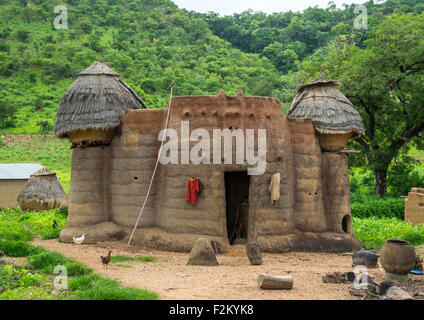 Il Togo, Africa Occidentale, Nadoba, tradizionale Tata Somba house con tetti di paglia e i granai Foto Stock