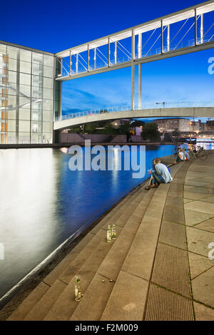 Berlino quartiere governativo durante le ore di colore blu Foto Stock