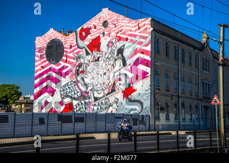 Un intricato hipster murale adorna la parete di un edificio in fabbrica LX, Lisbona. Foto Stock