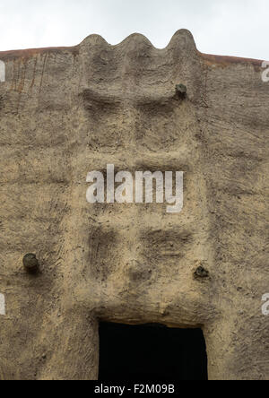 Il Togo, Africa Occidentale, Nadoba, tradizionale Tata Somba ingresso di casa Foto Stock