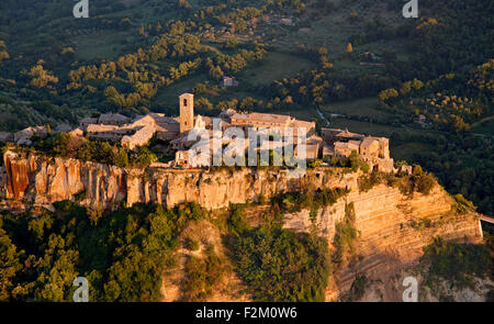 Vista aerea di Civita di Bagnoregio, città medievale, Italia centrale, al tramonto. Foto Stock