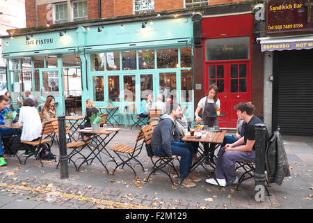 London Cafe Pesto una brasserie francese a Exmouth Market con alfresco sulla strada delle tabelle Foto Stock