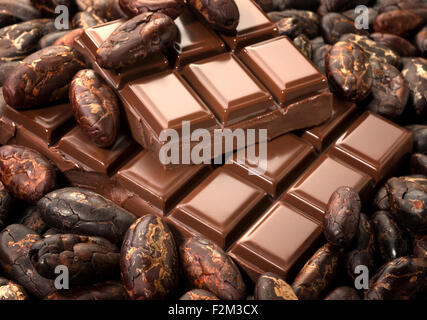 Le fave di cacao e barrette di cioccolato Foto Stock