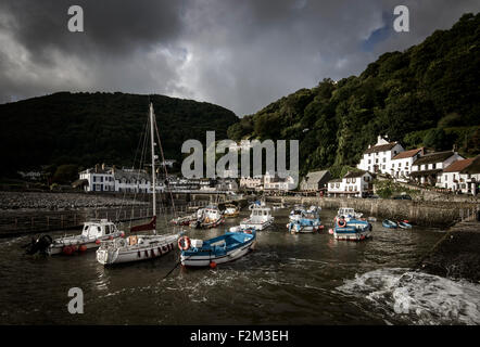 Lynmouth Harbour, sotto cieli moody, a marea alta. Foto Stock