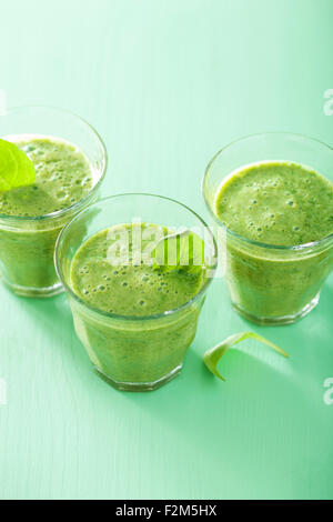 Verde sano frullato di spinaci in vetro Foto Stock