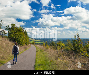 Donna che cammina lungo la comune Ranmore Dorking. Foto Stock