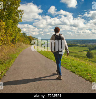 Donna che cammina lungo la comune Ranmore Dorking. Foto Stock