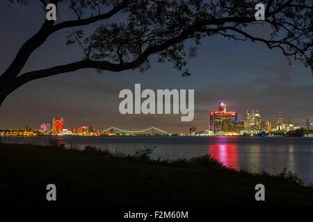 Detroit, Michigan - Centro di Detroit, fotografati da Belle Isle nel fiume Detroit. Foto Stock