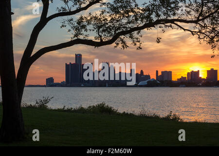 Detroit, Michigan - Centro di Detroit, fotografati da Belle Isle nel fiume Detroit. Foto Stock