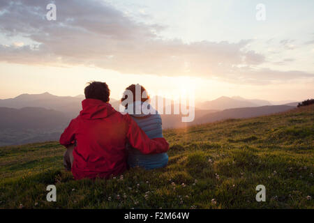 Austria, Tirolo, Unterberghorn, due escursionisti in appoggio nel paesaggio alpino di sunrise Foto Stock