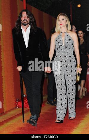 David Grohl, Jordyn Blum al dopo-party per HBO Post-Emmy Awards Reception 2015, Plaza al Pacific Design Center di Los Angeles, CA il 20 settembre 2015. Foto di: Sara Cozolino/Everett Collection Foto Stock