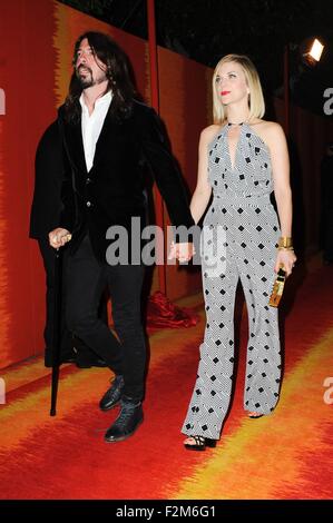 David Grohl, Jordyn Blum al dopo-party per HBO Post-Emmy Awards Reception 2015, Plaza al Pacific Design Center di Los Angeles, CA il 20 settembre 2015. Foto di: Sara Cozolino/Everett Collection Foto Stock