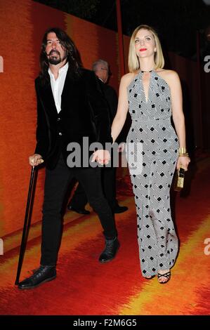 David Grohl, Jordyn Blum al dopo-party per HBO Post-Emmy Awards Reception 2015, Plaza al Pacific Design Center di Los Angeles, CA il 20 settembre 2015. Foto di: Sara Cozolino/Everett Collection Foto Stock